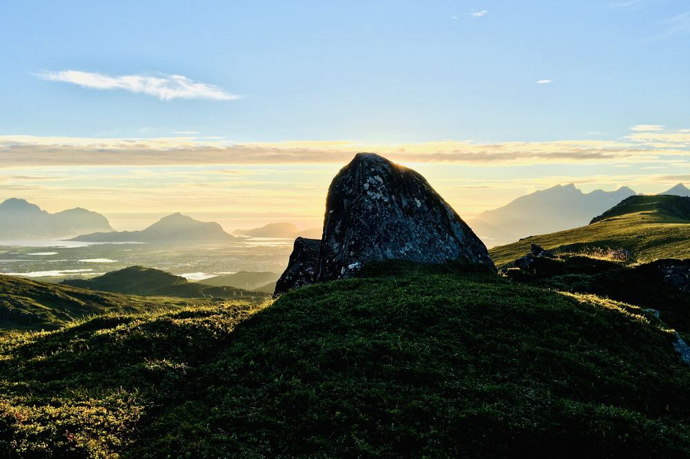 Leknes og Buksnesfjorden sett fra fjellet, i midnattssol