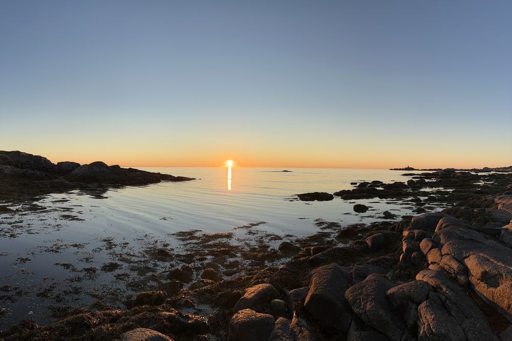 Midnattssol over fjæresteinene